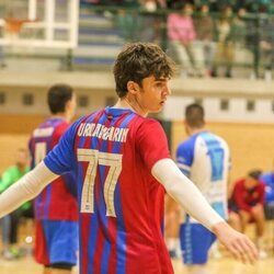 Pablo Urdangarin con el dorsal 77 del Barça B de balonmano