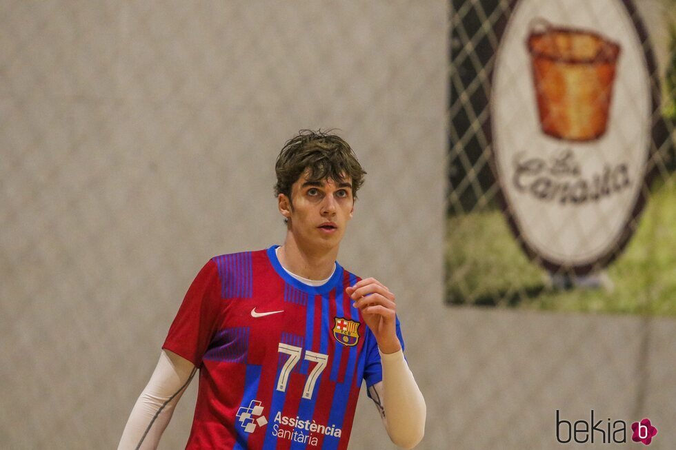 Pablo Urdangarin disputando un partido de balonmano con el Barça B