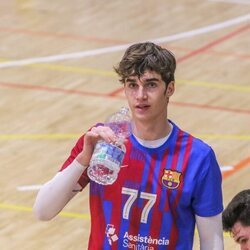 Pablo Urdangarin bebiendo agua tras un partido de balonmano