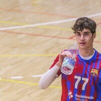 Pablo Urdangarin bebiendo agua tras un partido de balonmano