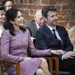 Federico y Mary de Dinamarca, cogidos de la mano en la inauguración de la exposición 'Mary y las Princesas Herederas'