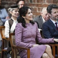 Federico y Mary de Dinamarca, cogidos de la mano en la inauguración de la exposición 'Mary y las Princesas Herederas'