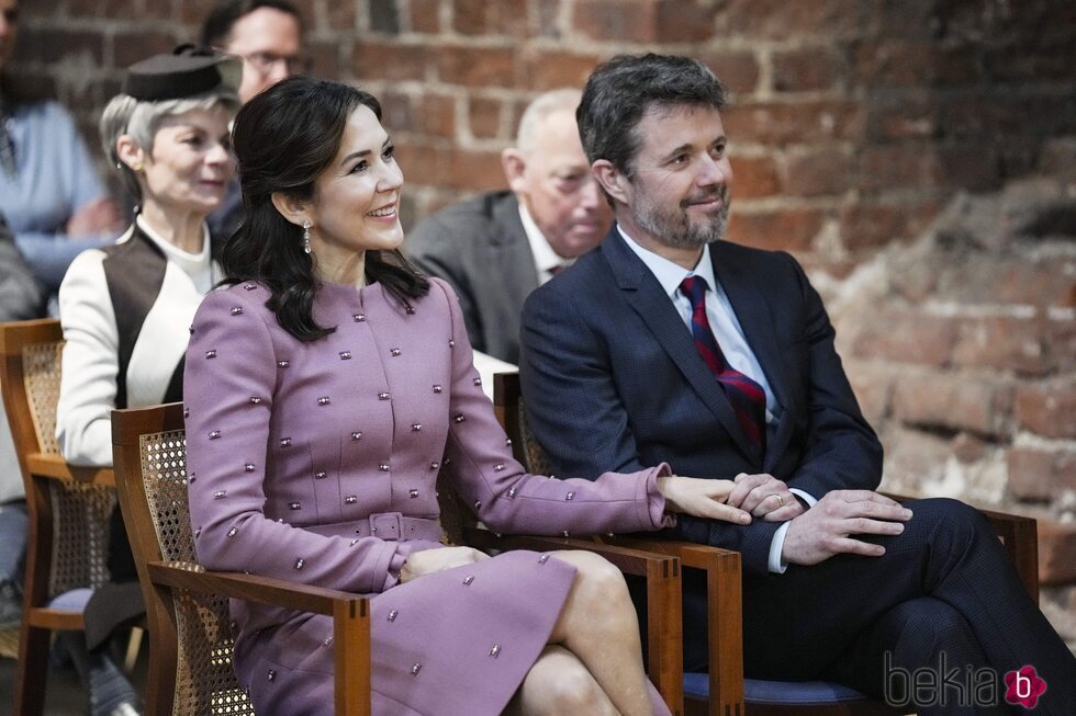 Federico y Mary de Dinamarca, cogidos de la mano en la inauguración de la exposición 'Mary y las Princesas Herederas'