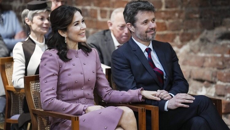 Federico y Mary de Dinamarca, cogidos de la mano en la inauguración de la exposición 'Mary y las Princesas Herederas'