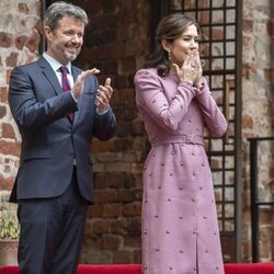 Mary de Dinamarca, muy conmovida junto a Federico de Dinamarca en la inauguración de la exposición 'Mary y las Princesas Herederas'