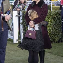 Zara Phillips con su hija Mia Tindall abrazada en Cheltenham