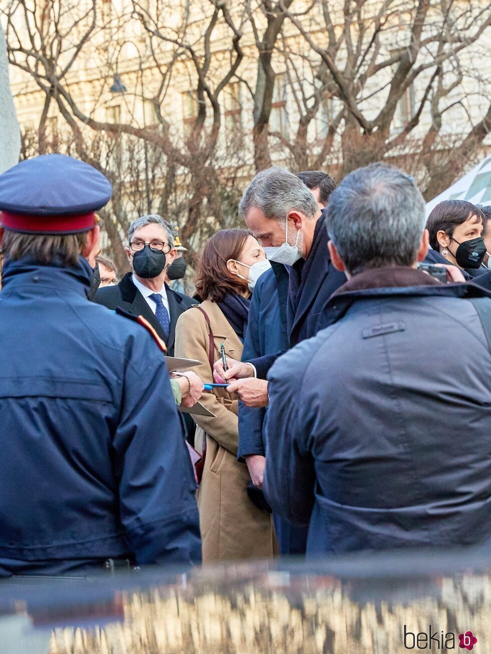 El Rey Felipe firmando autógrafos en Viena