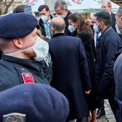 Los Reyes Felipe y Letizia firmando autógrafos en Viena