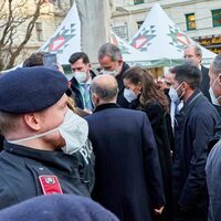 Los Reyes Felipe y Letizia firmando autógrafos en Viena