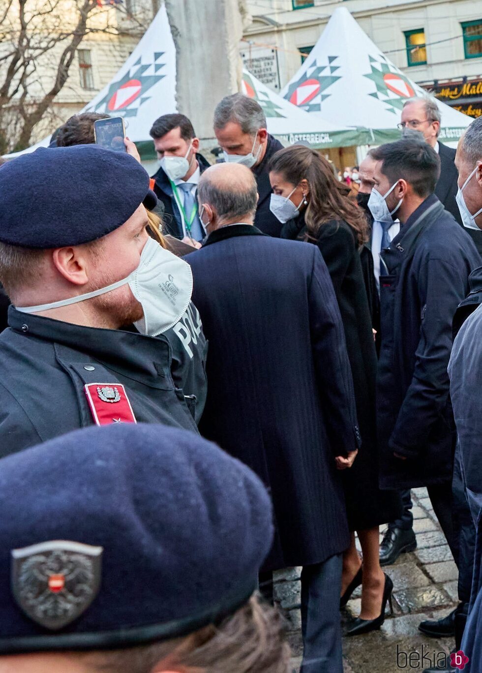 Los Reyes Felipe y Letizia firmando autógrafos en Viena