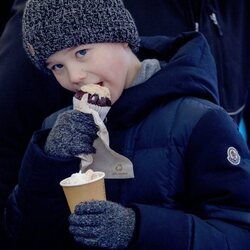 Vicente de Dinamarca comiendo un dulce en la inauguración del Mary's Australian Garden en el zoo de Copenhague