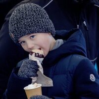 Vicente de Dinamarca comiendo un dulce en la inauguración del Mary's Australian Garden en el zoo de Copenhague