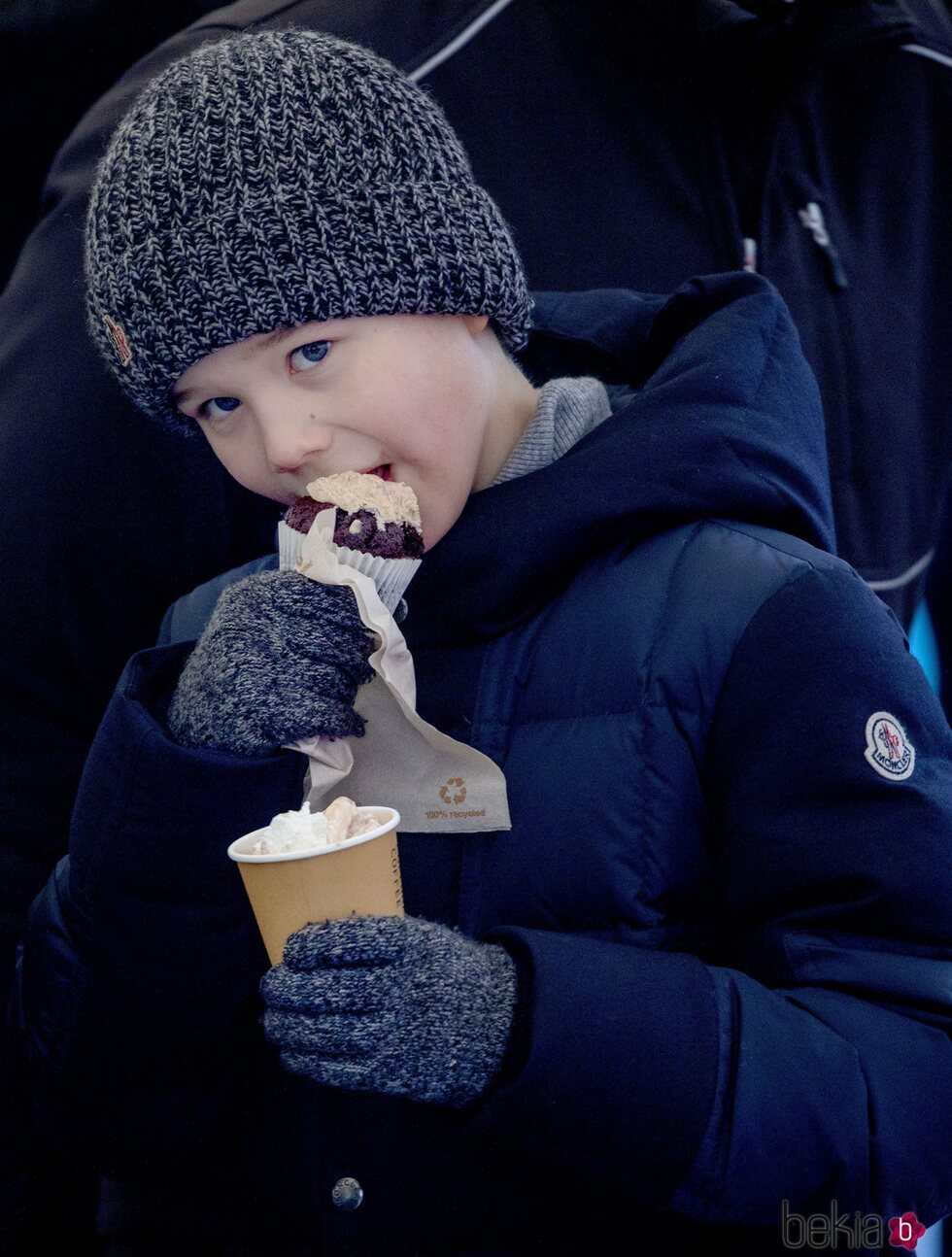 Vicente de Dinamarca comiendo un dulce en la inauguración del Mary's Australian Garden en el zoo de Copenhague