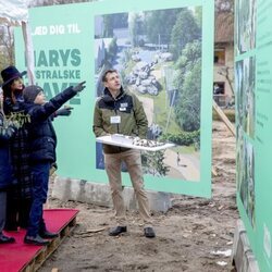 Vicente de Dinamarca hace un gesto ante Mary de Dinamarca y Josephine de Dinamarca en la inauguración del Mary's Australian Garden en el zoo de Copenhague