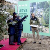 Vicente de Dinamarca hace un gesto ante Mary de Dinamarca y Josephine de Dinamarca en la inauguración del Mary's Australian Garden en el zoo de Copenhague