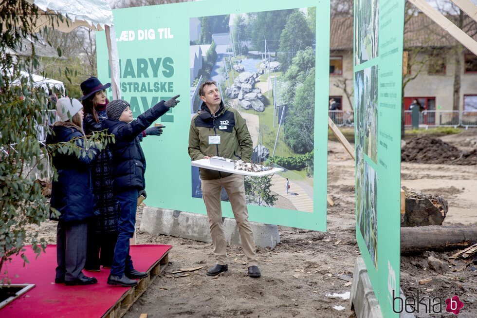 Vicente de Dinamarca hace un gesto ante Mary de Dinamarca y Josephine de Dinamarca en la inauguración del Mary's Australian Garden en el zoo de Copenhague