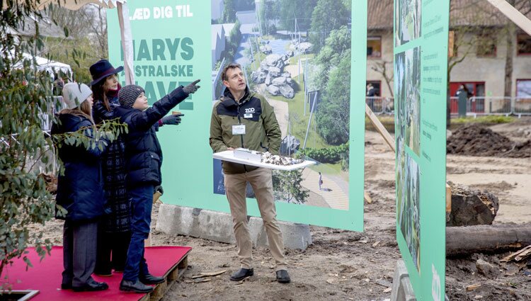 Vicente de Dinamarca hace un gesto ante Mary de Dinamarca y Josephine de Dinamarca en la inauguración del Mary's Australian Garden en el zoo de Copenhague