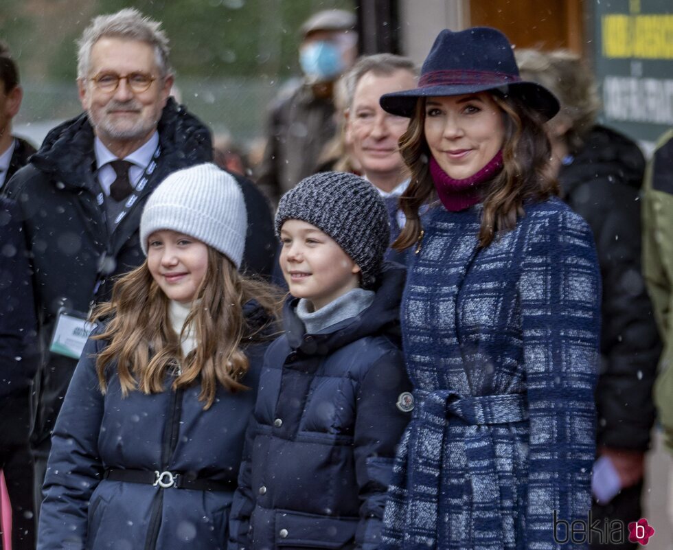 Mary de Dinamarca y sus hijos Vicente y Josefina en la inauguración del Mary's Australian Garden en el zoo de Copenhague