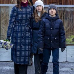 Mary de Dinamarca y sus hijos Vicente y Josefina de Dinamarca en la inauguración del Mary's Australian Garden en el zoo de Copenhague