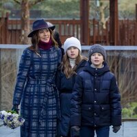 Mary de Dinamarca y sus hijos Vicente y Josefina de Dinamarca en la inauguración del Mary's Australian Garden en el zoo de Copenhague