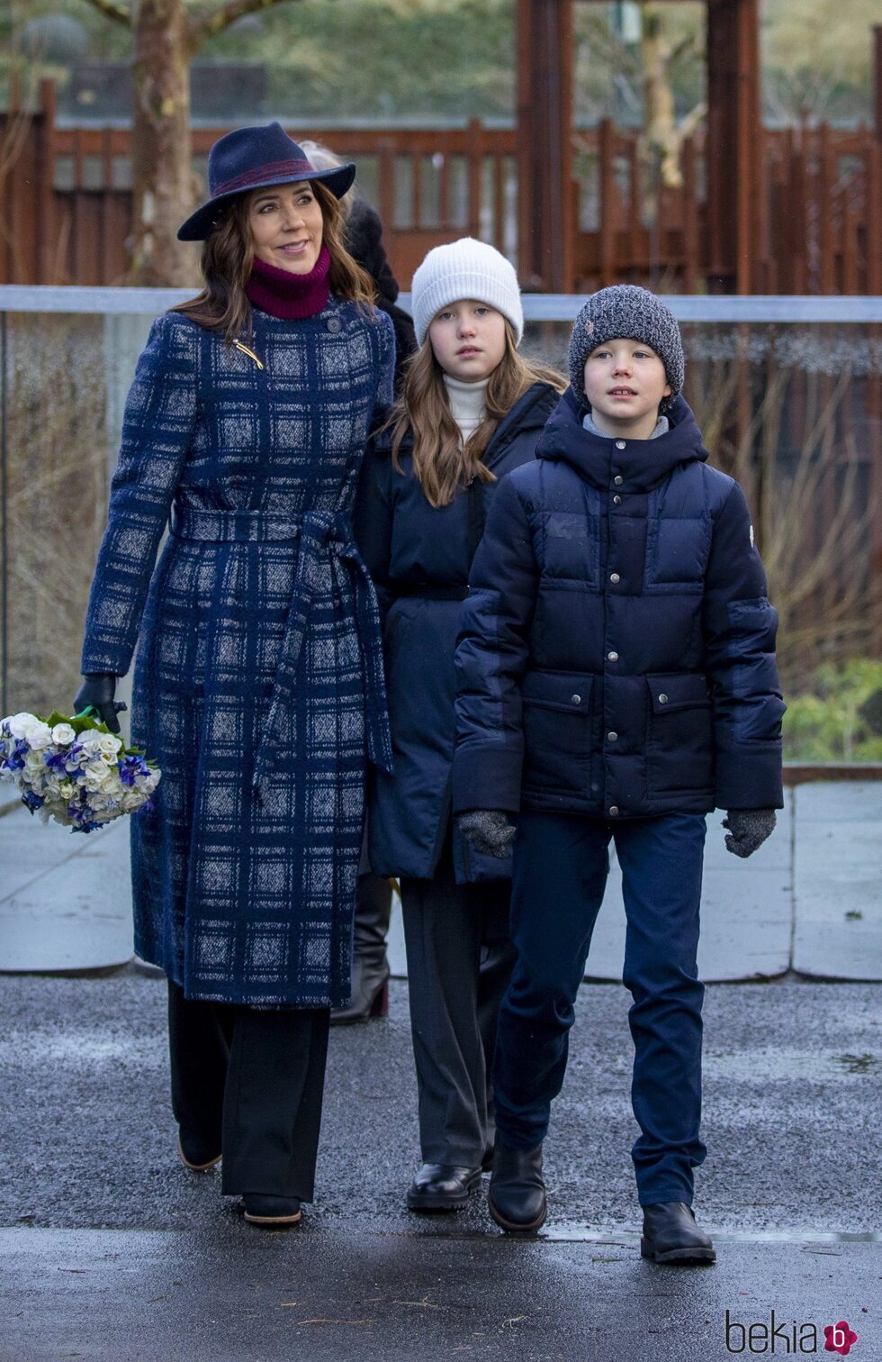 Mary de Dinamarca y sus hijos Vicente y Josefina de Dinamarca en la inauguración del Mary's Australian Garden en el zoo de Copenhague