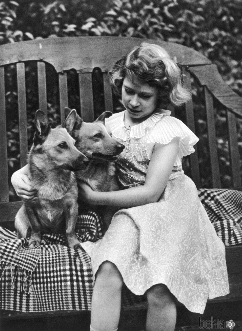 La Reina Isabel de pequeña con sus perros