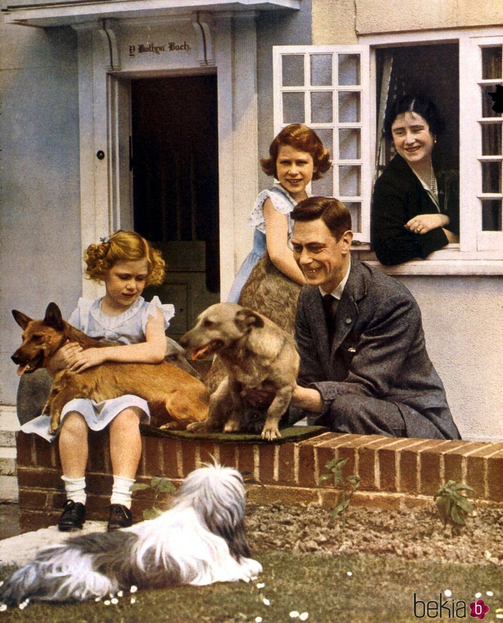 Jorge VI y la Reina Madre con sus hijas, la Reina Isabel y la Princesa Margarita, en Little House en The Royal Lodge