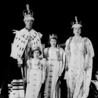 El Rey Jorge VI en su coronación con la Reina Madre, la Reina Isabel y la Princesa Margarita