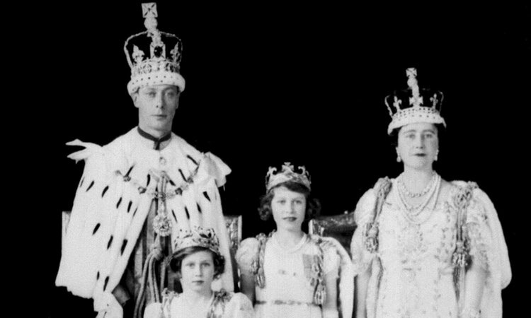 El Rey Jorge VI en su coronación con la Reina Madre, la Reina Isabel y la Princesa Margarita