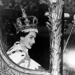 La Reina Isabel en la Carroza de Oro en su coronación en 1953