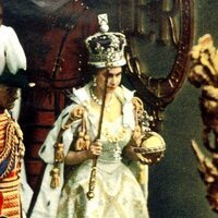 La Reina Isabel en su coronación con la Corona de San Eduardo