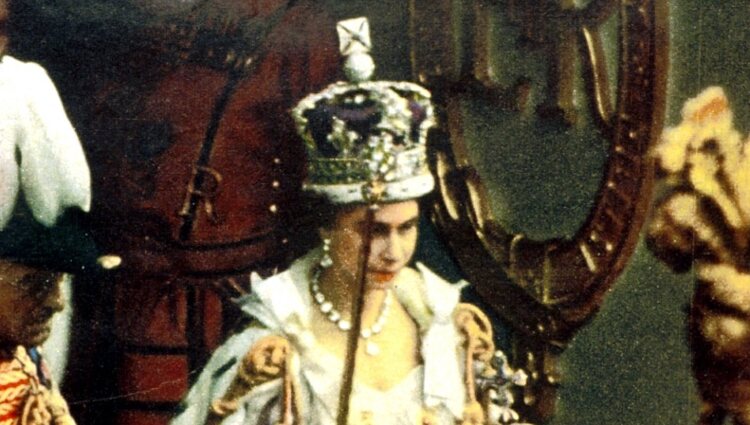 La Reina Isabel en su coronación con la Corona de San Eduardo