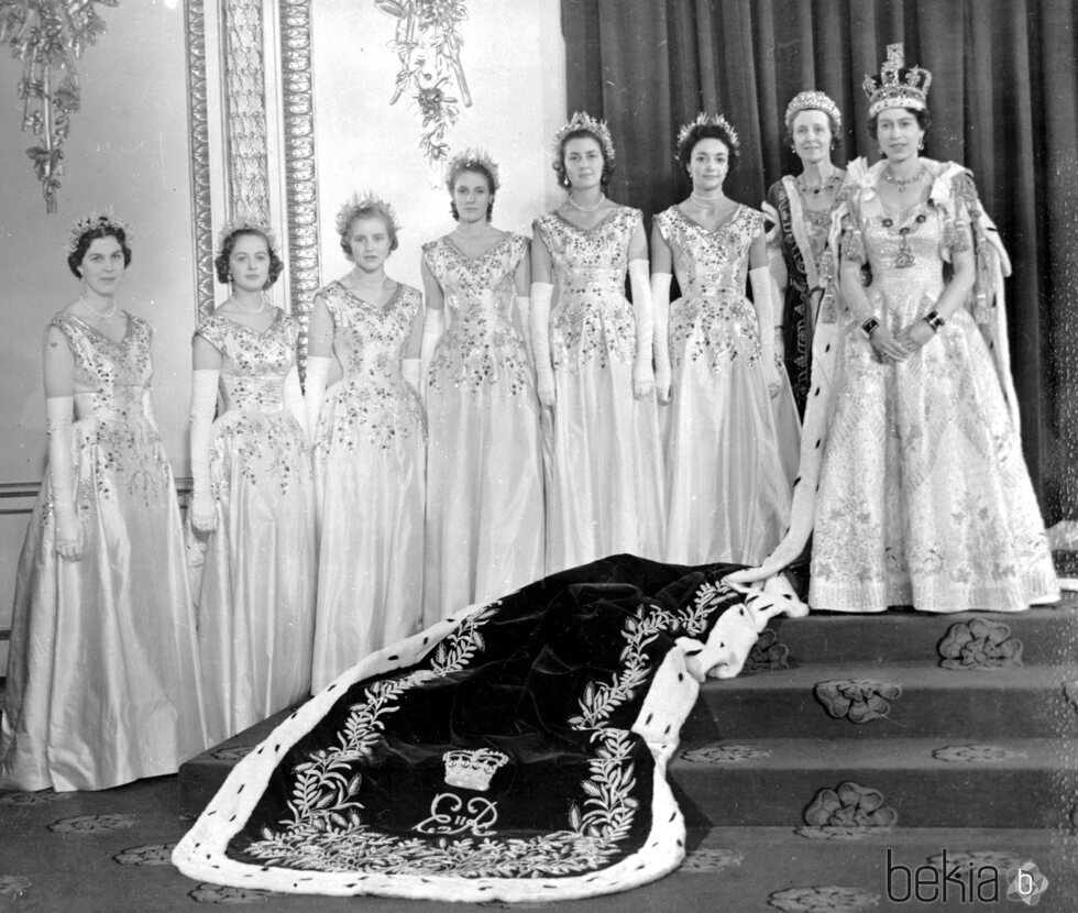 La Reina Isabel con las damas de honor de su coronación