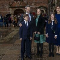 Mary de Dinamarca con Federico de Dinamarca y sus hijos en el descubrimiento de un retrato por su 50 cumpleaños