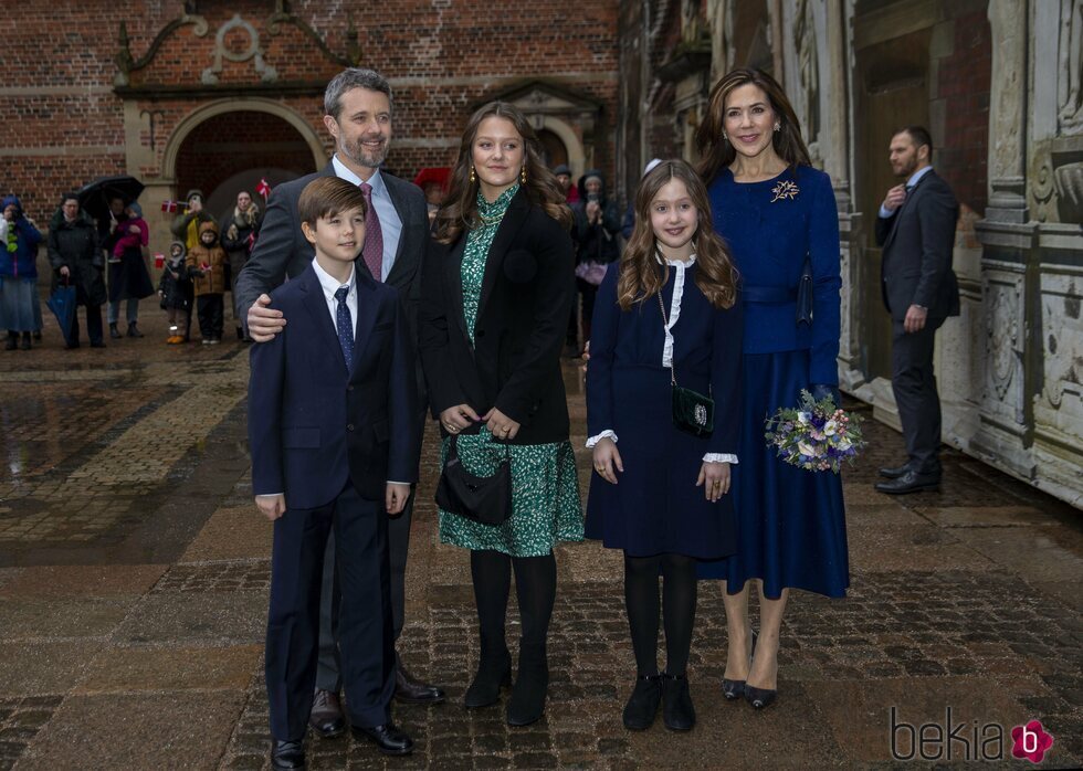 Mary de Dinamarca con Federico de Dinamarca y sus hijos en el descubrimiento de un retrato por su 50 cumpleaños