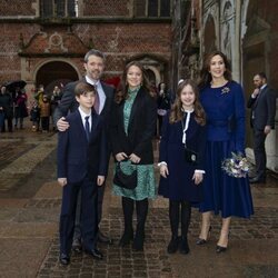 Federico y Mary de Dinamarca con sus hijos Isabel, Vicente y Josefina de Dinamarca en el descubrimiento de un retrato de Mary de Dinamarca