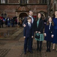 Federico y Mary de Dinamarca con sus hijos Isabel, Vicente y Josefina de Dinamarca en el descubrimiento de un retrato de Mary de Dinamarca