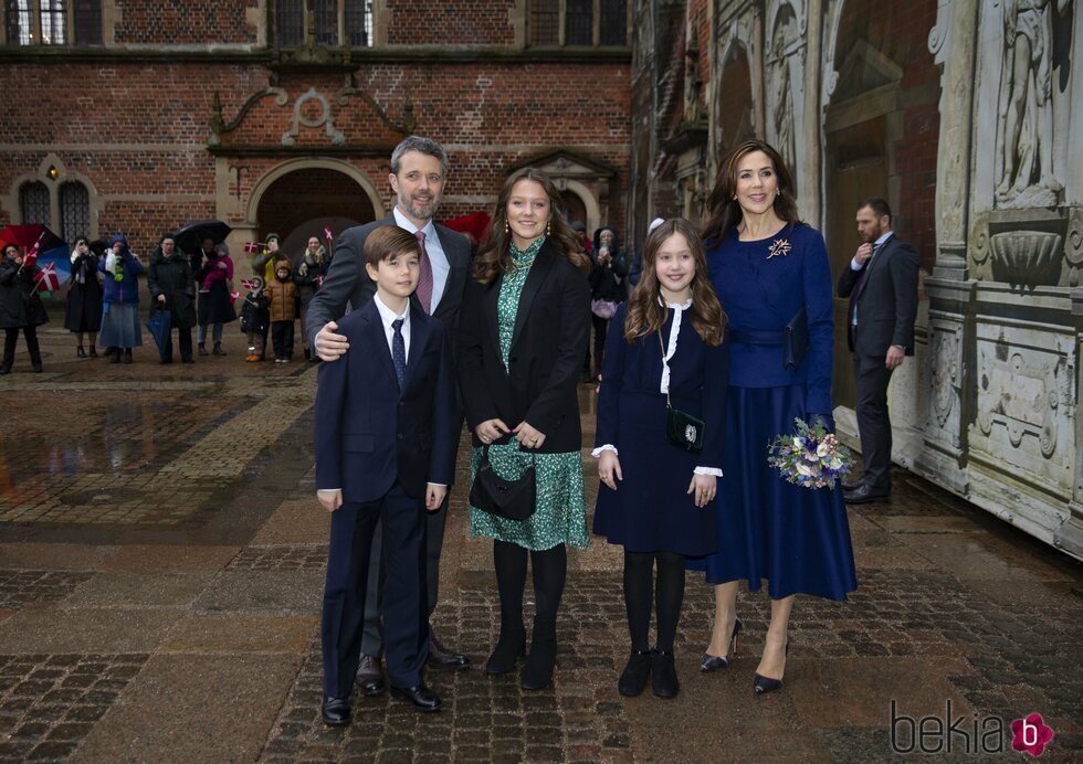 Federico y Mary de Dinamarca con sus hijos Isabel, Vicente y Josefina de Dinamarca en el descubrimiento de un retrato de Mary de Dinamarca