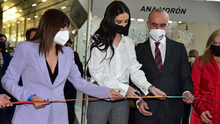 Victoria Federica cortando la cinta inaugural del SIMOF 2022