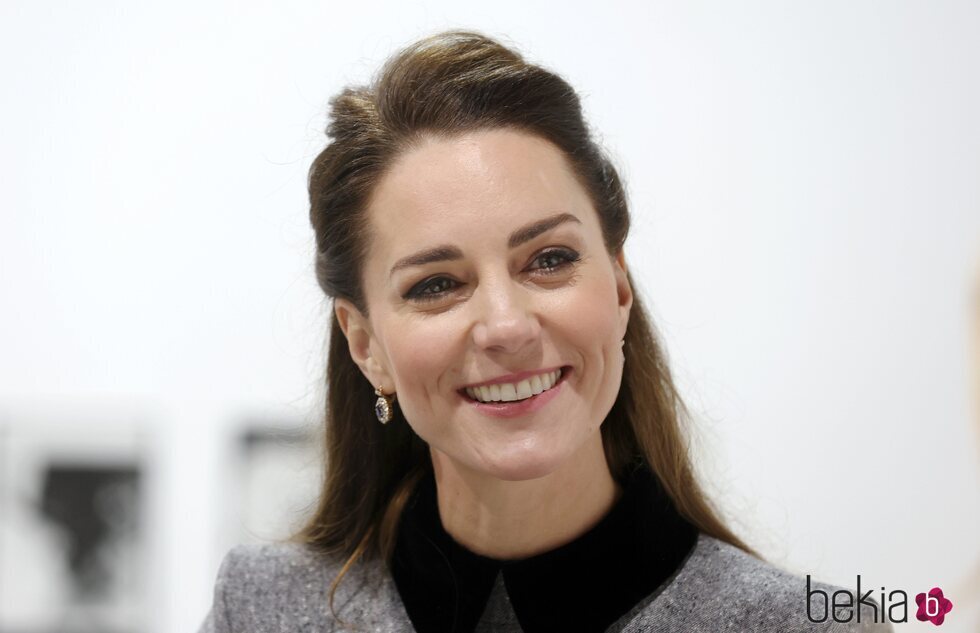 Kate Middleton con los pendientes de zafiros de Lady Di en su visita a Trinity Buoy Wharf