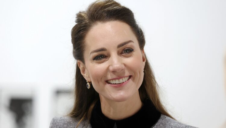 Kate Middleton con los pendientes de zafiros de Lady Di en su visita a Trinity Buoy Wharf