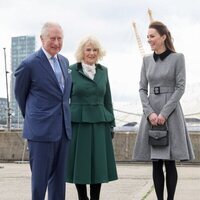 El Príncipe Carlos y Camilla Parker con Kate Middleton en su visita a Trinity Buoy Wharf