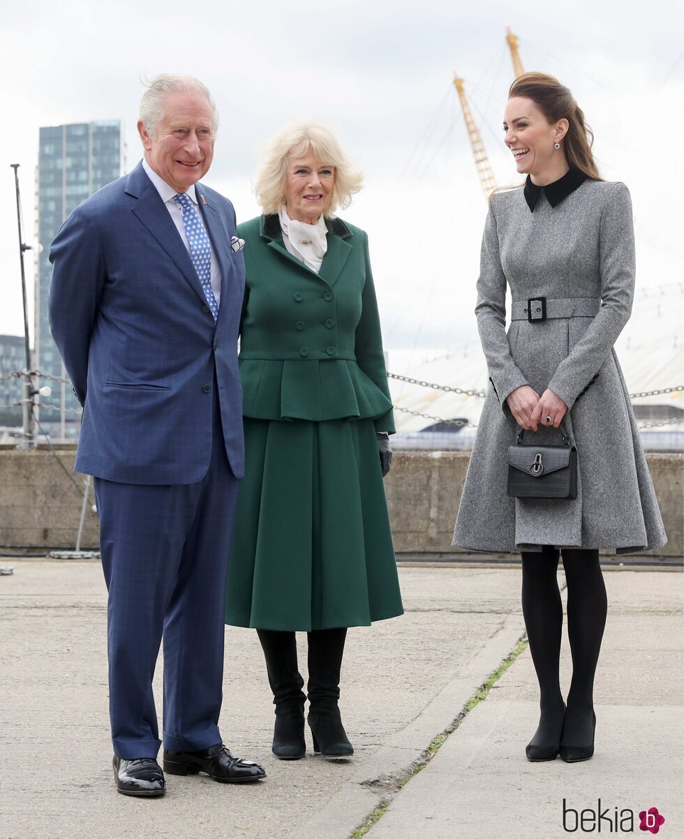 El Príncipe Carlos y Camilla Parker con Kate Middleton en su visita a Trinity Buoy Wharf