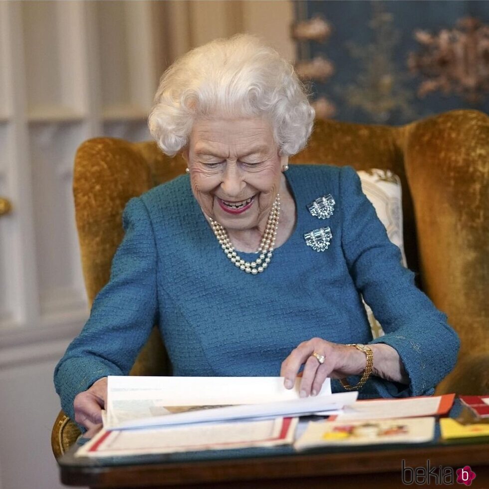 La Reina Isabel viendo los regalos que ha recibido por sus 70 años de reinado