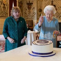 La Reina Isabel cortando la tarta en la víspera de su 70 aniversario reinando