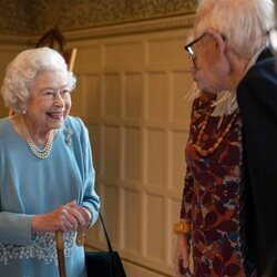 La Reina Isabel saludando a uno de sus invitados en la víspera de su 70 aniversario en el reinado