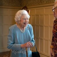 La Reina Isabel saludando a uno de sus invitados en la víspera de su 70 aniversario en el reinado