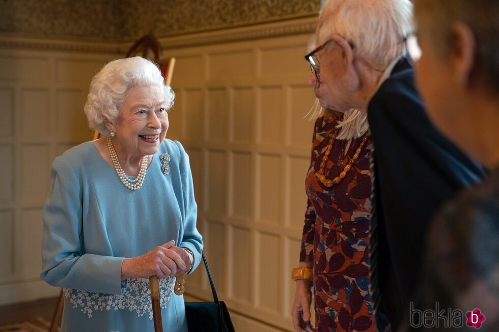 La Reina Isabel saludando a uno de sus invitados en la víspera de su 70 aniversario en el reinado