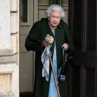 La Reina Isabel con bastón en su 70 aniversario de reinado