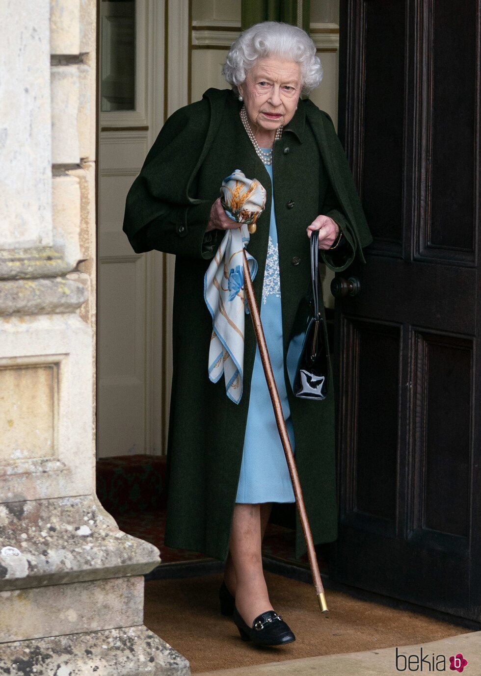 La Reina Isabel con bastón en su 70 aniversario de reinado